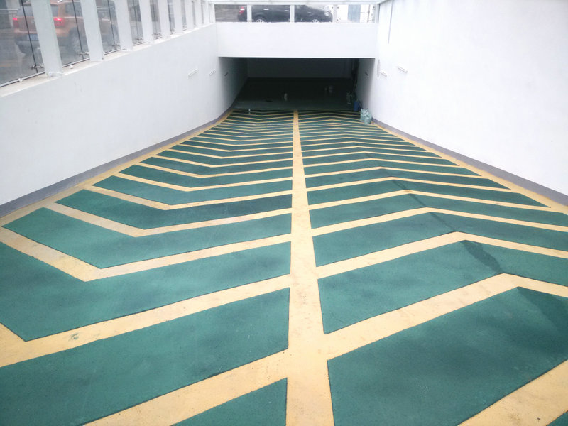 施工中環(huán)氧樹脂地坪涂裝存在的問題,新天地漆業(yè)幫你解答